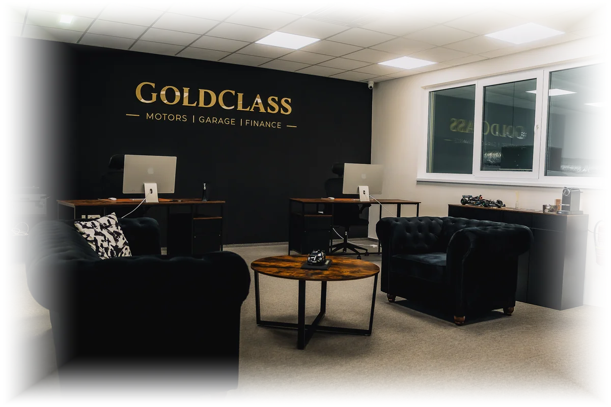 Kancelária GoldClass, na stene logo GoldClass Motors, Garage a Finance.